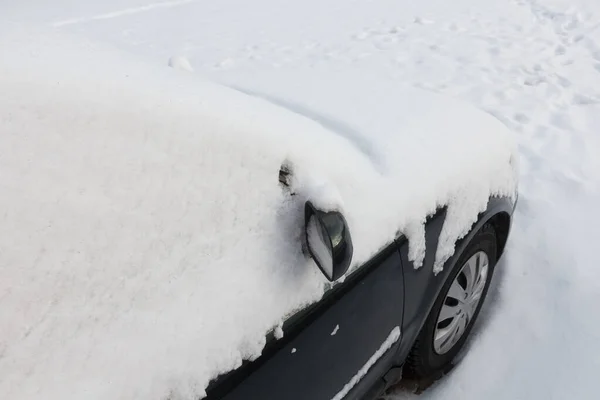 O espelho do carro está coberto de neve. — Fotografia de Stock