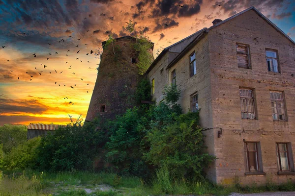 Antiguo molino de viento roto en dramático atardecer —  Fotos de Stock