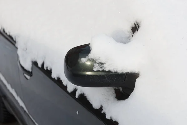 De spiegel van de auto is bedekt met sneeuw. — Stockfoto