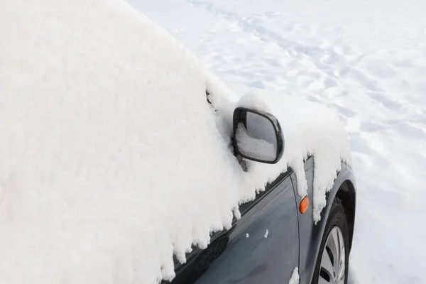 Der Spiegel des Autos ist mit Schnee bedeckt. — Stockfoto