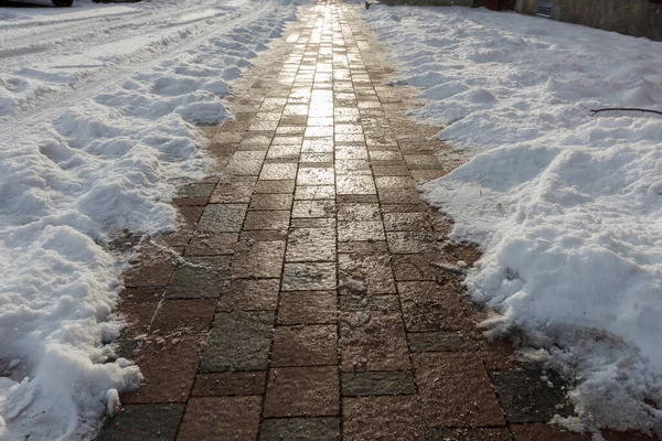 Um passeio é limpo de neve. — Fotografia de Stock
