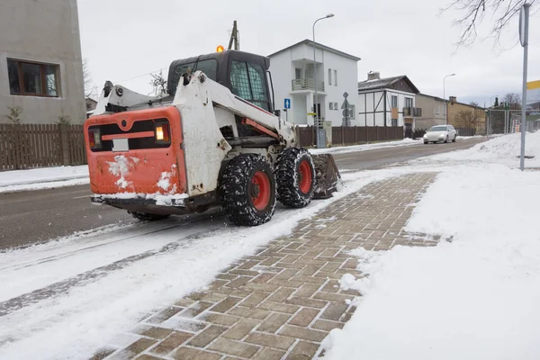 Petite pelle bobcat travaillant dans la rue, — Photo