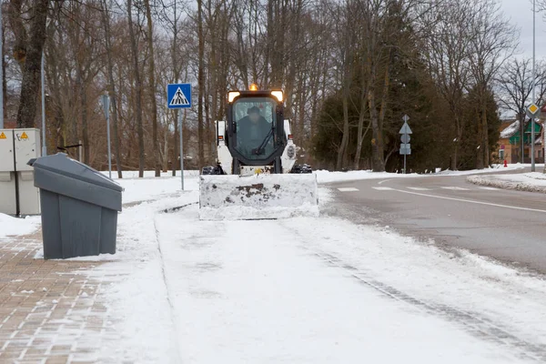 Small excavator bobcat working on the street, — Stock Photo, Image