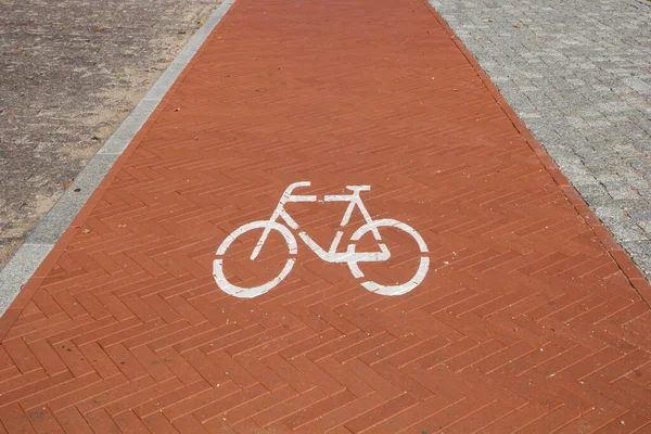 Carril bici rojo pavimentado —  Fotos de Stock