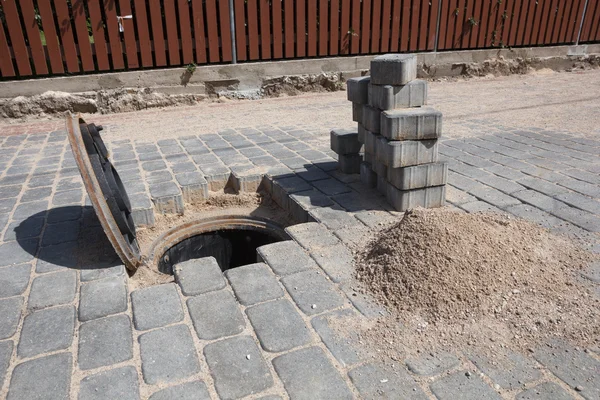 Instalación de adoquines para vía de jardín con acera de la carretera