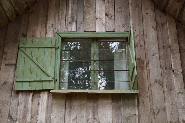 Trähytt fönster — Stockfoto