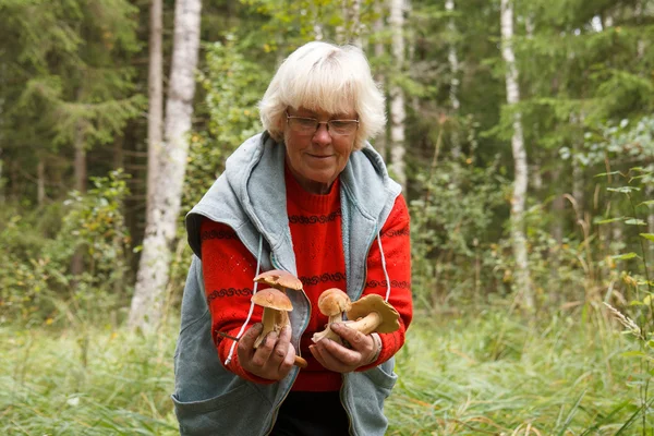 Mantar ile yaşlı kadın