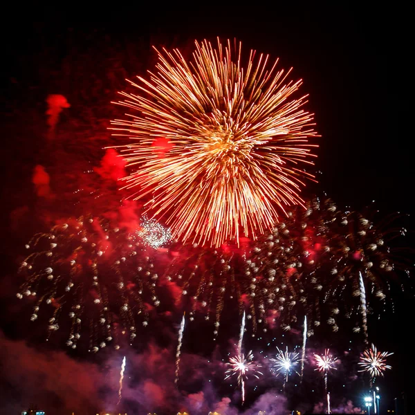 Fuegos artificiales de colores brillantes — Foto de Stock