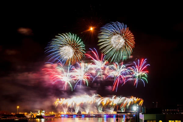 Fuochi d'artificio colorati esplodono — Foto Stock