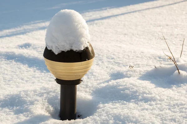 Poteau de lampe couvert de neige — Photo