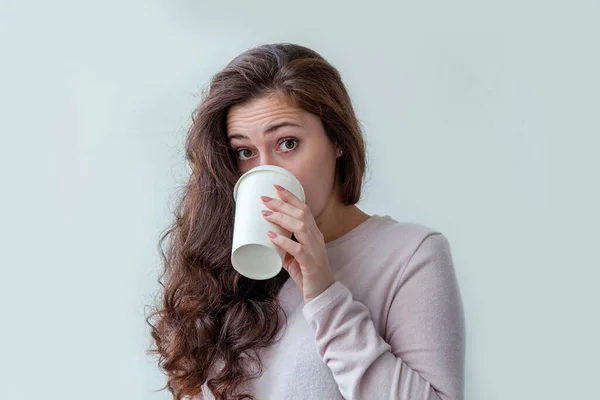 Belle Jeune Femme Brune Avec Emporter Tasse Café Papier Isolé — Photo