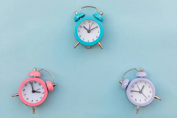 シンプルな最小限のデザイン3つのリンギングツインベル古典的な目覚まし時計ブルーパステルの背景に隔離されました 人生の残りの時間良い朝の夜の目覚めの概念を覚ます フラットレイアウトトップビューコピースペース — ストック写真
