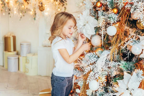 Κοριτσάκι Που Στολίζει Χριστουγεννιάτικο Δέντρο Στο Σπίτι Νεαρό Παιδί Light — Φωτογραφία Αρχείου