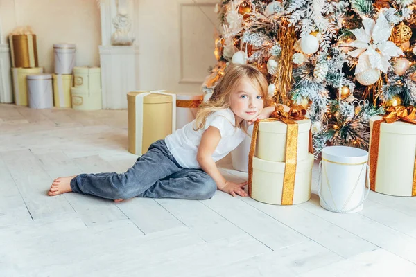 Liten Flicka Med Presentask Nära Julgran Julafton Hemma Ung Grabb — Stockfoto