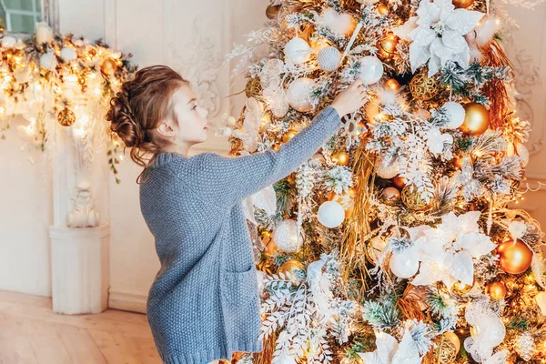 Κοριτσάκι Που Στολίζει Χριστουγεννιάτικο Δέντρο Στο Σπίτι Νεαρό Παιδί Φωτεινό — Φωτογραφία Αρχείου