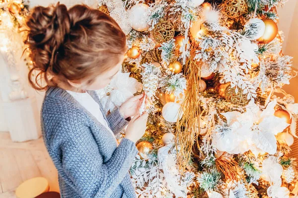 Meisje Versiert Kerstboom Kerstavond Thuis Jonge Jongen Lichte Slaapkamer Met — Stockfoto