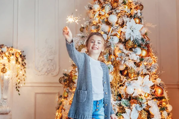 Menina Com Sparkler Perto Árvore Natal Véspera Natal Casa Jovem — Fotografia de Stock