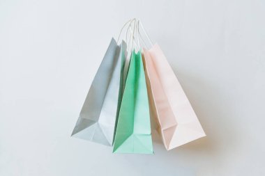 Basit bir tasarım. Beyaz arka planda üç tane izole edilmiş alışveriş çantası. İnternetten ya da alışveriş merkezinden alışveriş konsepti. Kara Cuma Noel sezonu indirimi. Düz görünüm fotokopi alanı maketi