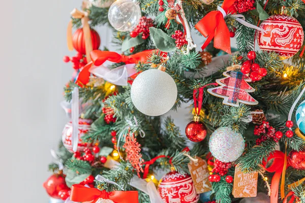 Klasický Vánoční Nový Rok Zdobené Nový Rok Strom Červenými Bílými — Stock fotografie