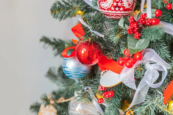 Klassieke Kerst Nieuwjaar Versierd Nieuwjaar Boom Met Rood Wit Ornament — Stockfoto