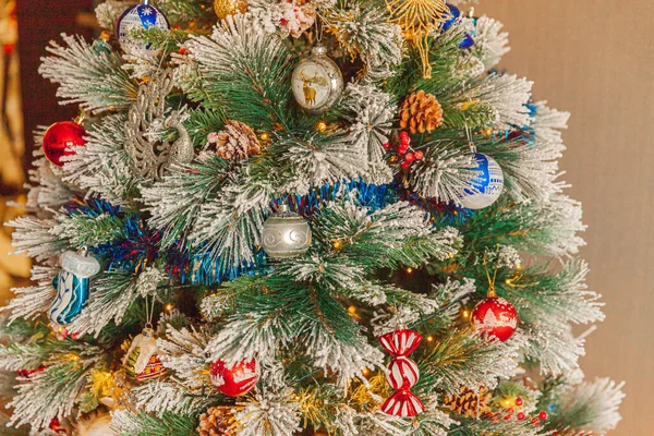 Árbol Clásico Navidad Año Nuevo Decorado Con Adornos Rojos Blancos — Foto de Stock