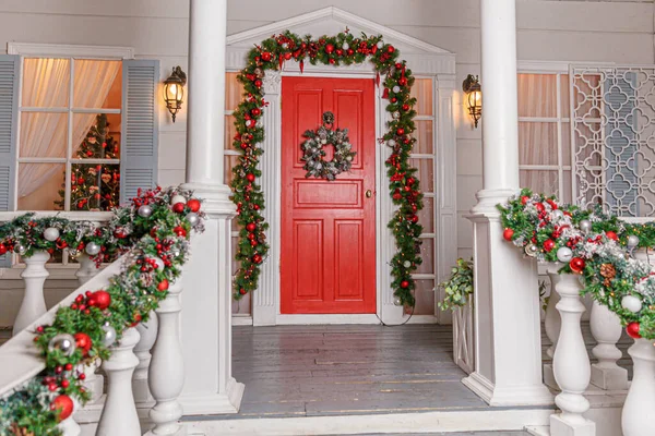 Idée Décoration Porche Noël Entrée Maison Avec Porte Rouge Décorée Photos De Stock Libres De Droits