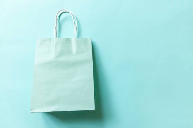 Kısaca mavi pastel arka planda izole edilmiş tasarım alışveriş çantası. İnternetten ya da alışveriş merkezinden alışveriş konsepti. Kara Cuma Noel sezonu indirimi. Düz görünüm fotokopi alanı maketi