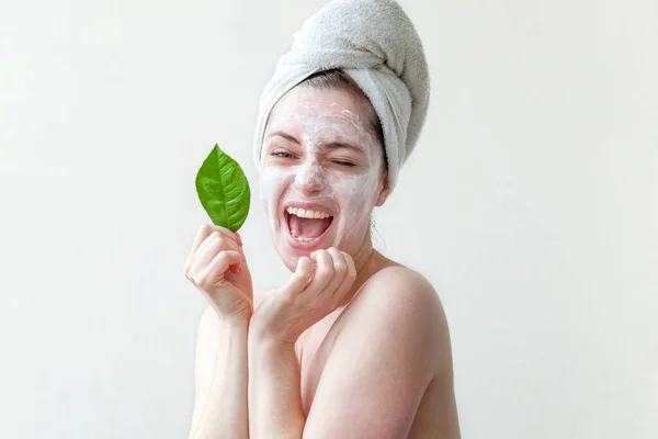 在脸上涂上白色营养面罩或乳霜 手上拿着绿叶隔离的白色背景 Skincare Cleansing Eco Organic Cosmetic Spa Concept — 图库照片