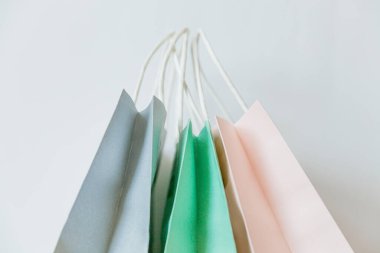 Basit bir tasarım. Beyaz arka planda üç tane izole edilmiş alışveriş çantası. İnternetten ya da alışveriş merkezinden alışveriş konsepti. Kara Cuma Noel sezonu indirimi. Düz görünüm fotokopi alanı maketi