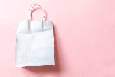 Pembe pastel arka planda izole edilmiş tasarım çantası. İnternetten ya da alışveriş merkezinden alışveriş konsepti. Kara Cuma Noel sezonu indirimi. Düz görünüm fotokopi alanı maketi