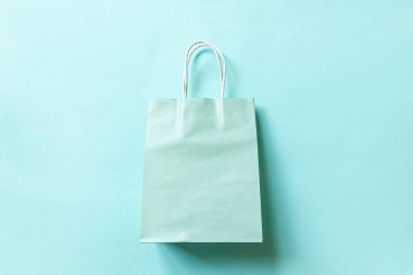 Kısaca mavi pastel arka planda izole edilmiş tasarım alışveriş çantası. İnternetten ya da alışveriş merkezinden alışveriş konsepti. Kara Cuma Noel sezonu indirimi. Düz görünüm fotokopi alanı maketi