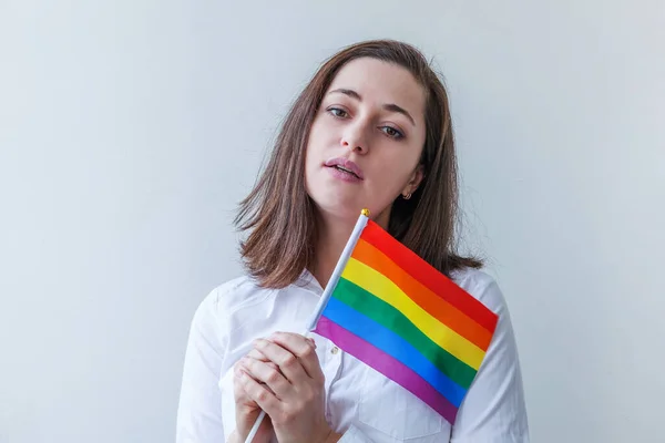 Piękna Biała Lesbijka Tęczową Flagą Lgbt Odizolowana Białym Tle Wyglądająca — Zdjęcie stockowe