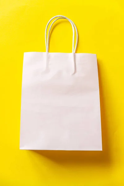 Just Minimal Design Shopping Bag Isolated Yellow Background Концепция Онлайн — стоковое фото