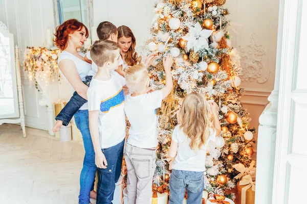 Ευτυχισμένη Οικογενειακή Μητέρα Και Πέντε Παιδιά Στολίζουν Χριστουγεννιάτικο Δέντρο Την — Φωτογραφία Αρχείου