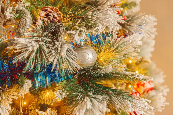 Klassieke Kerst Nieuwjaar Versierd Nieuwjaar Boom Met Gekleurde Ornament Decoraties — Stockfoto