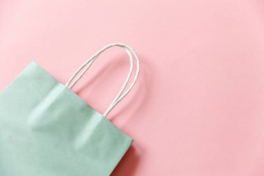 Pembe pastel arka planda izole edilmiş tasarım çantası. İnternetten ya da alışveriş merkezinden alışveriş konsepti. Kara Cuma Noel sezonu indirimi. Düz görünüm fotokopi alanı maketi