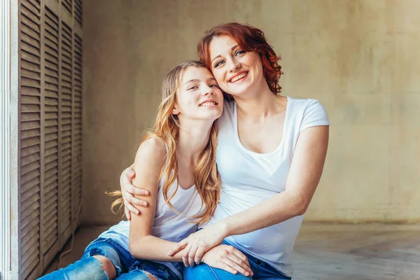 Jovem Mãe Abraçando Seu Filho Mulher Adolescente Relaxando Quarto Branco — Fotografia de Stock