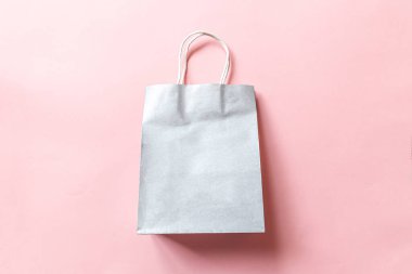 Pembe pastel arka planda izole edilmiş tasarım çantası. İnternetten ya da alışveriş merkezinden alışveriş konsepti. Kara Cuma Noel sezonu indirimi. Düz görünüm fotokopi alanı maketi