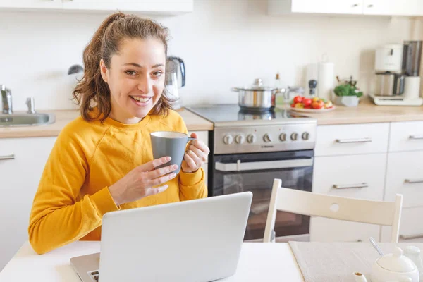 Mobiel Kantoor Thuis Een Jonge Vrouw Die Thuis Keuken Werkt — Stockfoto