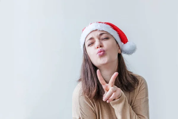 Belle Fille Chapeau Rouge Père Noël Isolé Sur Fond Blanc — Photo