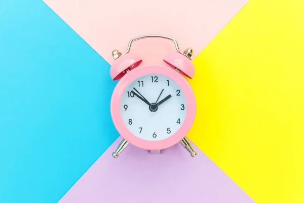 Tocando Sino Duplo Relógio Alarme Clássico Isolado Azul Amarelo Rosa — Fotografia de Stock