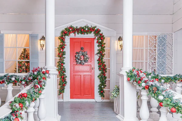 Idéia Decoração Alpendre Natal Entrada Casa Com Porta Vermelha Decorada — Fotografia de Stock