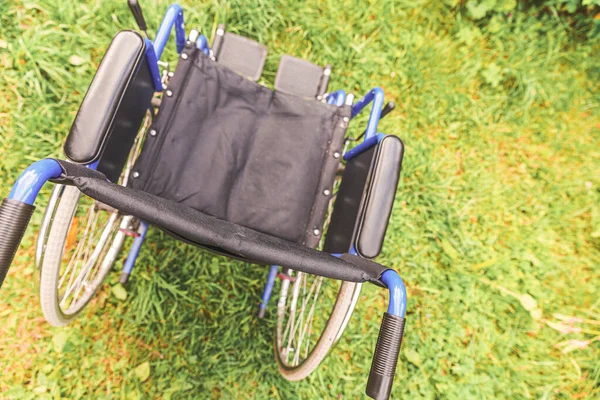 Cadeira Rodas Vazia Grama Parque Hospitalar Espera Atendimento Paciente Cadeira — Fotografia de Stock