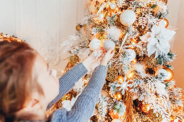Κοριτσάκι Που Στολίζει Χριστουγεννιάτικο Δέντρο Στο Σπίτι Νεαρό Παιδί Φωτεινό — Φωτογραφία Αρχείου