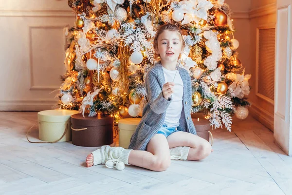 Menina Com Sparkler Perto Árvore Natal Véspera Natal Casa Jovem — Fotografia de Stock