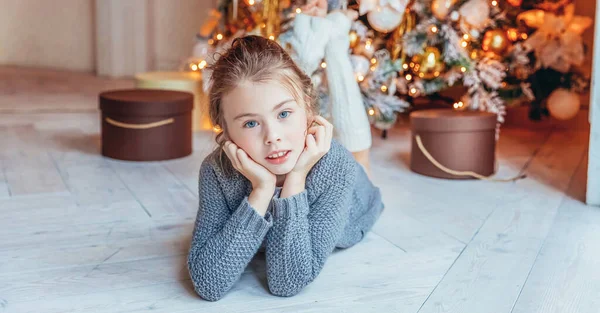 Menina Com Caixa Presente Perto Árvore Natal Véspera Natal Casa — Fotografia de Stock