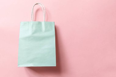 Pembe pastel arka planda izole edilmiş tasarım çantası. İnternetten ya da alışveriş merkezinden alışveriş konsepti. Kara Cuma Noel sezonu indirimi. Düz görünüm fotokopi alanı maketi