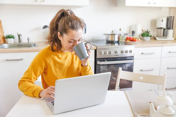 Mobiel Kantoor Thuis Een Jonge Vrouw Die Thuis Keuken Werkt — Stockfoto