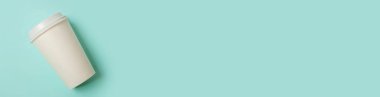 Mavi pastel arka planda basit bir tasarım kağıt kahve fincanı. Paket içecek konteynırı. Günaydın uyanık kavramı. İçkinin şablonu. Düz görünüm fotokopi alanı pankartı