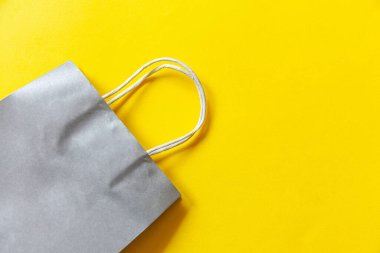 Sarı arka planda çok az tasarım alışveriş çantası var. İnternetten ya da alışveriş merkezinden alışveriş konsepti. Kara Cuma Noel sezonu indirimi. Düz görünüm fotokopi alanı maketi